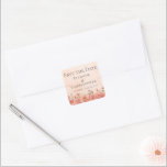 Adesivo Quadrado Rosas Românticos de Coral Peach Floral Salvar a Da<br><div class="desc">Esta antiquada aquarela de pêssego salva o adesivo de data com belas rosas de coral vintage e lindas vinhas verdes claras. Uma antiga fronteira de rosa de jardim no seu romântico adesivo de verão.</div>