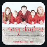 Adesivo Quadrado Rustic Wood Felry Christmas - Photo Sticker<br><div class="desc">Uma ilustração moderna de Natal Feriado,  com um fundo de madeira rústico e uma escrita de tipografia vermelha "Feliz Natal",  uma cobertura de texto e flocos de neve decorativos e fardos de neve. Facilmente mudar a foto com sua.</div>