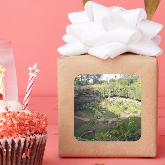 Adesivo Quadrado Santuário Oculto de Umpherston Sinkhole (Festa)