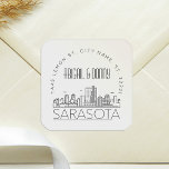 Adesivo Quadrado Sarasota Wedding | Selo de Envelope Pré-Endereçado<br><div class="desc">Economize tempo e faça uma impressão ao enviar seus convites de casamento. Esses adesivos pré-endereçados com selo de envelope se apresentam em um elegante, porém moderno, estilo deco-temático e apresentam uma ilustração da cidade de Sarasota e sua linha do horizonte única. As cores neutras são adequadas para complementar uma variedade...</div>