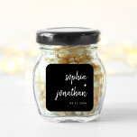 Adesivo Quadrado Script Minimalista Moderno Preto | Casamento<br><div class="desc">Esses adesivos elegantes e minimalistas de casamento apresentam tipografia branca moderna de escrita e texto limpo,  sans serif em um fundo preto escuro para um simples e na moda design que você vai adorar.</div>