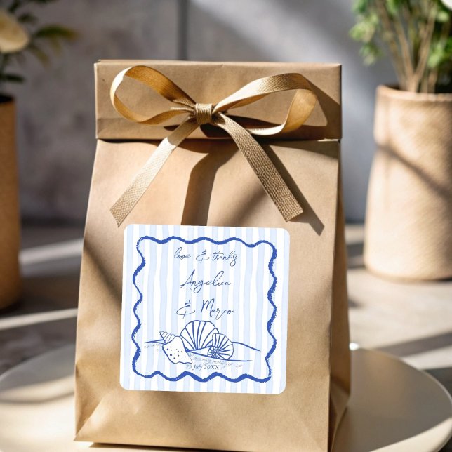 Adesivo Quadrado Seashells Blue Wavy border praia favores de casame (Seashells handrawn sketch blue wavy border beach wedding personalized favor stickers)