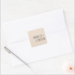 Adesivo Quadrado Selo de Envelope de Casamento Pastel Minimalista M<br><div class="desc">Mancha de Envelope de Casamento Pastel Minimalista Moderno Estas selagens de envelopes de casamento pastel minimalistas são perfeitas para um casamento elegante. A design apresenta letras de blocos modernas em um fundo pastel de amêndoa. Personalize o rótulo com os nomes da noiva e do noivo. Pode transferir esta design em...</div>