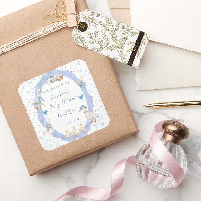 Adesivo Quadrado Silly Goose Whimsical Bow Baby Boy Shower (Presentear)