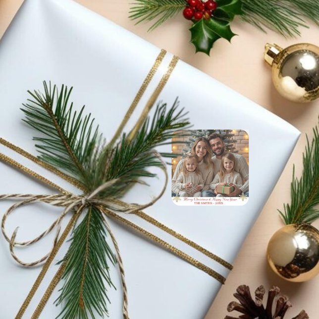 Adesivo Quadrado Simples Flocos de neve Dourados clássicos com uma  (Simple Classic Gold Snowflakes one photo Square Sticker)