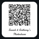 Adesivo Quadrado Site Personalizado de Compartilhamento de Fotos de<br><div class="desc">Seu código QR exclusivo e texto personalizado destacam esses adesivos quadrados projetados para compartilhamento de fotos de casamento entre os convidados.</div>