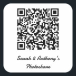 Adesivo Quadrado Site Personalizado de Compartilhamento de Fotos de<br><div class="desc">Seu código QR exclusivo e texto personalizado destacam esses adesivos quadrados projetados para compartilhamento de fotos de casamento entre os convidados.</div>