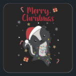 Adesivo Quadrado Skunk Christmas Skunks Animais de inverno<br><div class="desc">O gambá de Natal com luzes de fadas. Animais engraçados com presentes e neve até as férias. Também é engraçado para o Natal em julho. Os estagiários são animais doces e perfeitos para o Natal.</div>