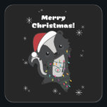 Adesivo Quadrado Skunk Christmas Skunks Animais de inverno<br><div class="desc">O gambá de Natal com luzes de fadas. Animais engraçados com presentes e neve até as férias. Também é engraçado para o Natal em julho. Os estagiários são animais doces e perfeitos para o Natal.</div>