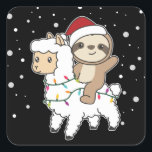 Adesivo Quadrado Sloth Lama Natal Neve Inverno Animais de inverno R<br><div class="desc">A preguiça caminha pelo lama na véspera de Natal. Animais engraçados com presentes e neve nas férias. Também é engraçado para o Natal em julho. As preguiças são animais bonitos e perfeitos para o Natal.</div>