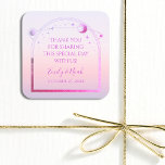 Adesivo Quadrado Sol Rosa Rosa Rosa Maciça Mística Estrelas Casamen<br><div class="desc">Sun Moon, Rosa-Sol Místico, Místico-Sol, Estrelas Astronomia Cósmica Celestial Galáxia Espacial Favor De Casamento Apresenta um Sol rosa e roxo, Lua e estrelas em um fundo solar pastel. Personalizado com uma mensagem "Obrigado". Perfeito para casamento e favoritos para festas. Personalize editando o texto nas caixas de texto fornecidas. Projetado para...</div>