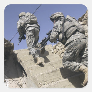 Adesivo Quadrado Soldados que funcionam acima a escadaria de uma