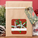 Adesivo Quadrado Starfish n Holly Red Christmas Gift Stickers<br><div class="desc">Os adesivos de presente de Natal vermelho com peixe-estrela e design Holly. Duas estrelas brancas, folhas verdes com bagas vermelhas constituem esta design. Uma faixa branca na parte inferior dos autocolantes quadrados contém os textos "para" e "de". Escolha entre dois tamanhos de adesivo, mas escolha o acabamento correspondente para melhor...</div>