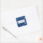 Adesivo Quadrado Sticker Blue Christmas Snowflakes<br><div class="desc">Preencha as suas mensagens de Natal com estes encantadores adesivos Azuis Flocos de Neve. Projetado com flocos de neve de Natal delicados e neve suave para um tema mágico de inverno, o layout simples emparelhado com o roteiro elegante lendo Felizes Feriados adiciona um toque de eterno às suas cartas, presentes...</div>