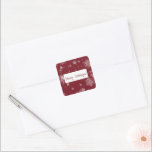 Adesivo Quadrado Sticker Red Christmas Snowflakes<br><div class="desc">Preencha suas mensagens de Natal com esses encantadores adesivos de Neve do Natal Vermelho. Projetado com flocos de neve de Natal delicados e neve suave para um tema mágico de inverno, o layout simples emparelhado com o roteiro elegante lendo Felizes Feriados adiciona um toque de eterno às suas cartas, presentes...</div>
