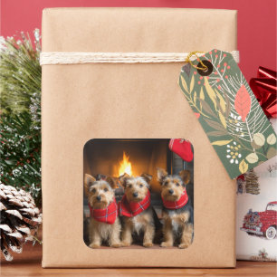Adesivo Quadrado Terrier Australiano junto à Lareira Natal