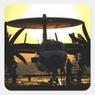 Adesivo Quadrado Trabalho dos marinheiros em um avião de E-2C