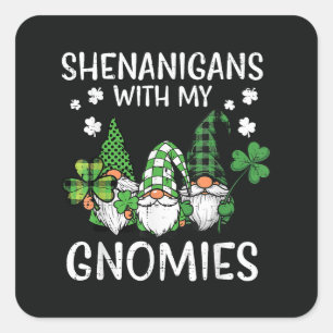 Adesivo Quadrado Travessuras do Dia de São Patrício com Gnomies Gno