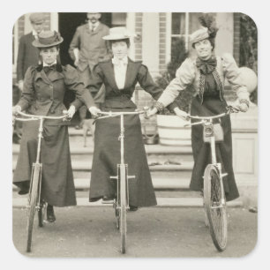Adesivo Quadrado Três mulheres em bicicletas, 1900s adiantados