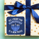 Adesivo Quadrado Tudo o que eu quero é Hanukkah é um novo president<br><div class="desc">Tudo o que quero para Chanucá é um novo POTUS. Um novo presidente seria um presente excelente para esta pessoa judia. Um judaísmo anti-Trump legal presente para um judeu que quer impedir Donald Trump. Resistir a esta design política para Chanukah.</div>