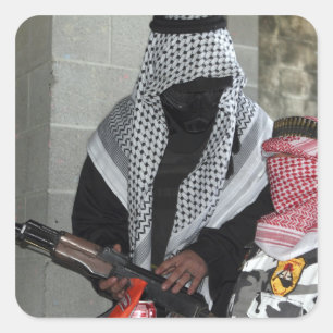 Adesivo Quadrado Um agressor inimigo do papel-playing arma um