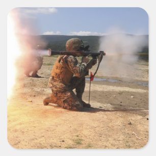 Adesivo Quadrado Um assaultman ateia fogo a uma granada propelida