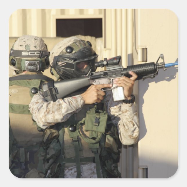 Adesivo Quadrado Um batedor de infantaria visa sua arma (Frente)