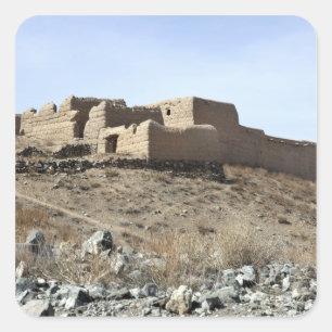Adesivo Quadrado Um composto fortificado na aldeia de Akbar Kh