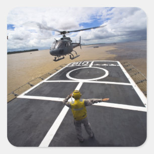 Adesivo Quadrado Um Eurocopter brasileiro prepara-se para aterrar