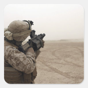 Adesivo Quadrado Um fuzileiro naval ateia fogo ao M-32