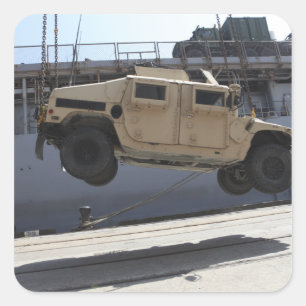 Adesivo Quadrado Um guindaste levanta um Humvee M998