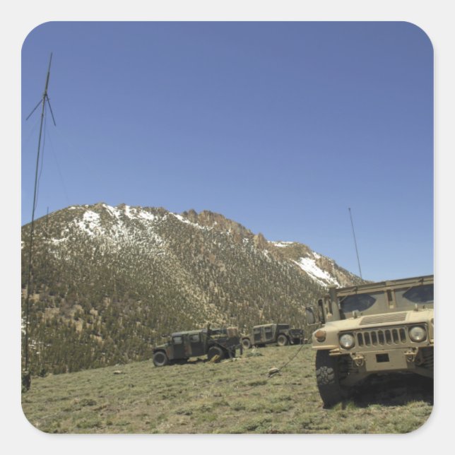 Adesivo Quadrado Um Humvee está estacionado no local de retransmiss (Frente)