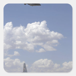 Adesivo Quadrado Um Osprey CV-22 voa sobre A.A. - 130 Hercules