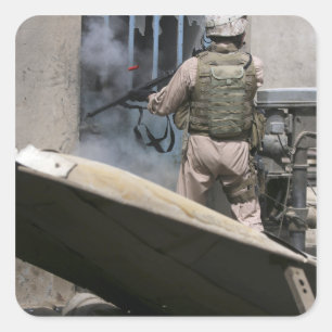 Adesivo Quadrado Um polícia militar usa um rompimento circularment