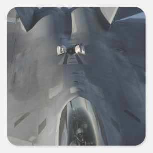 Adesivo Quadrado Um raptor F-22 move-se na posição para receber f