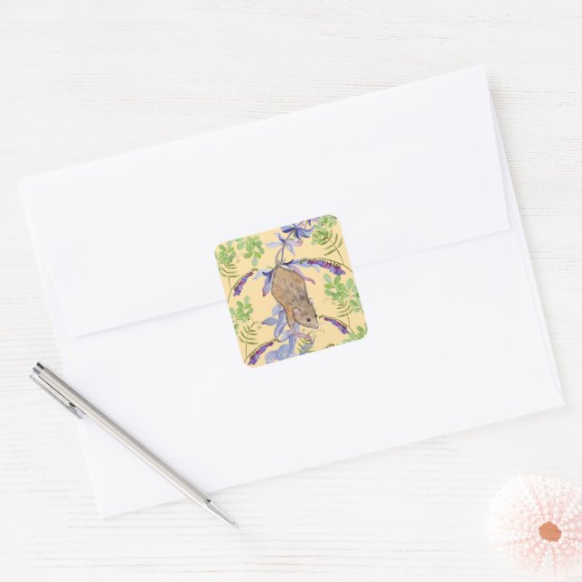 Adesivo Quadrado Um rato engraçado numa espessa de flores (Envelope)