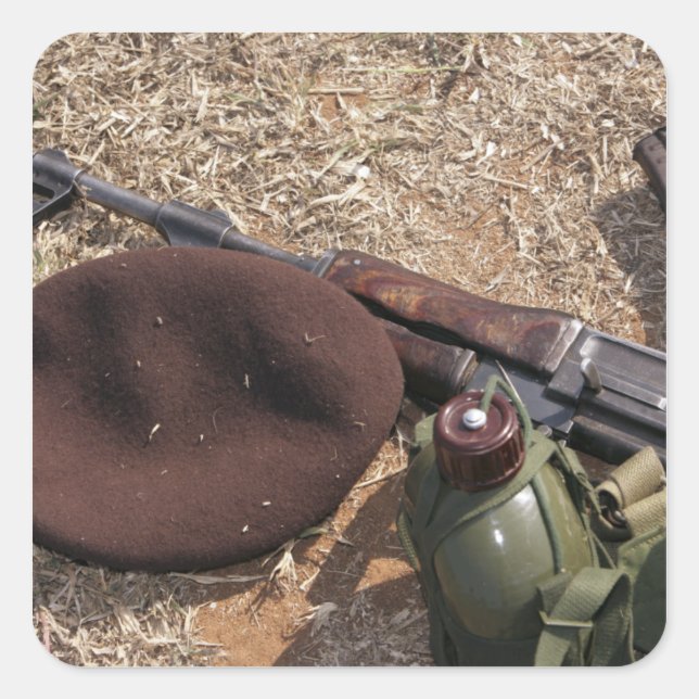 Adesivo Quadrado Um rifle, cobrir militar e cantina (Frente)