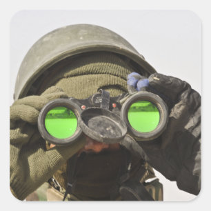 Adesivo Quadrado Um soldado afegão faz a varredura do horizonte