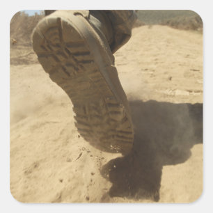 Adesivo Quadrado Um soldado americano caminha por um caminho de ter