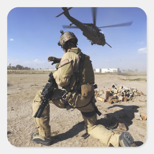 Adesivo Quadrado Um soldado conduz a segurança para um HH-60 (Frente)
