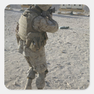 Adesivo Quadrado Um soldado contrata seu alvo em um tiro soou