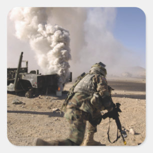 Adesivo Quadrado Um soldado reage ao explos controlados