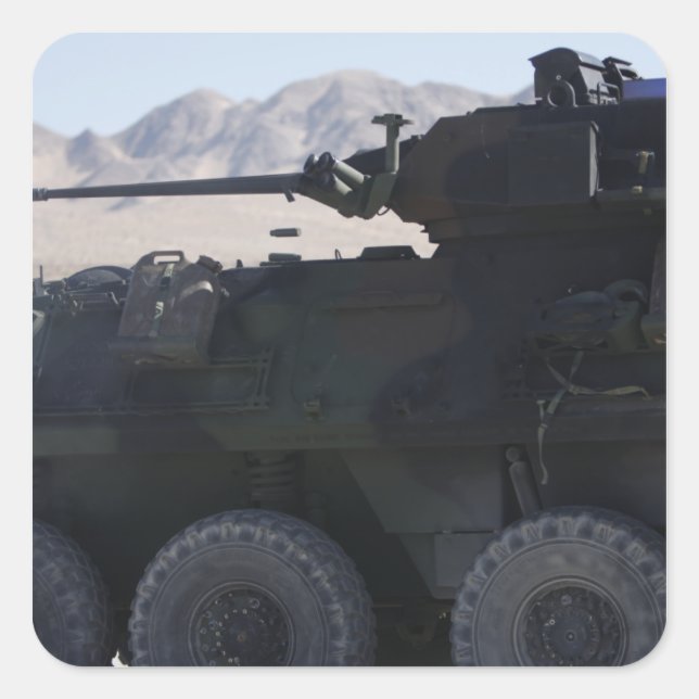 Adesivo Quadrado Um veículo blindado dispara (Frente)