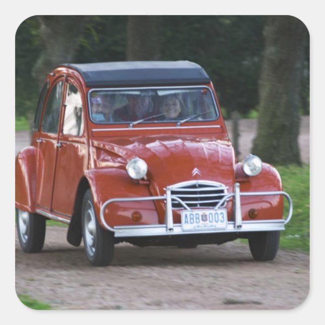 Adesivo Quadrado Um velho carro Citroen 2CV vermelho com uma mulher (Frente)