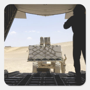 Adesivo Quadrado Uma empilhadeira carrega carga em um Hércules C-13