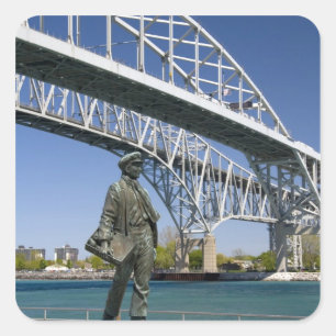 Adesivo Quadrado Uma estátua de Thomas Edison pelo artista local