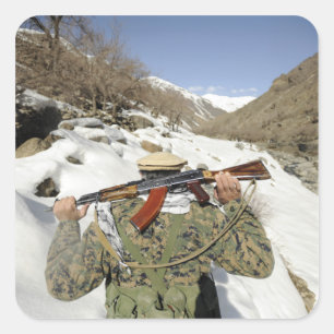 Adesivo Quadrado Uma guarda de Mujahadeen anda com membe das força