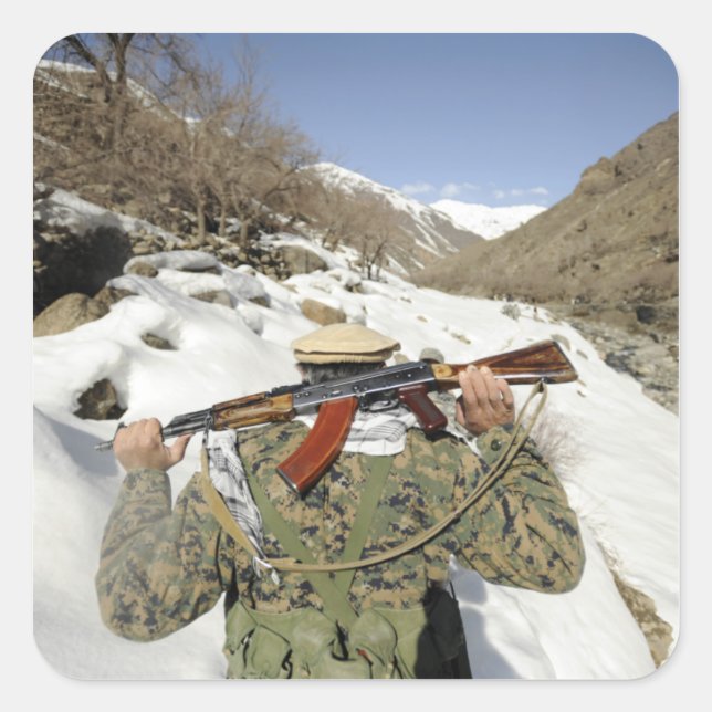 Adesivo Quadrado Uma Guarda Mujahadeen caminha com o membro militar (Frente)