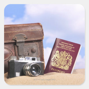 Adesivo Quadrado Uma mala de viagem de couro velha, uma câmera