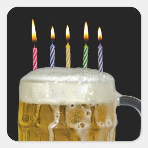 Adesivo Quadrado Velas de aniversário em Beer Mug